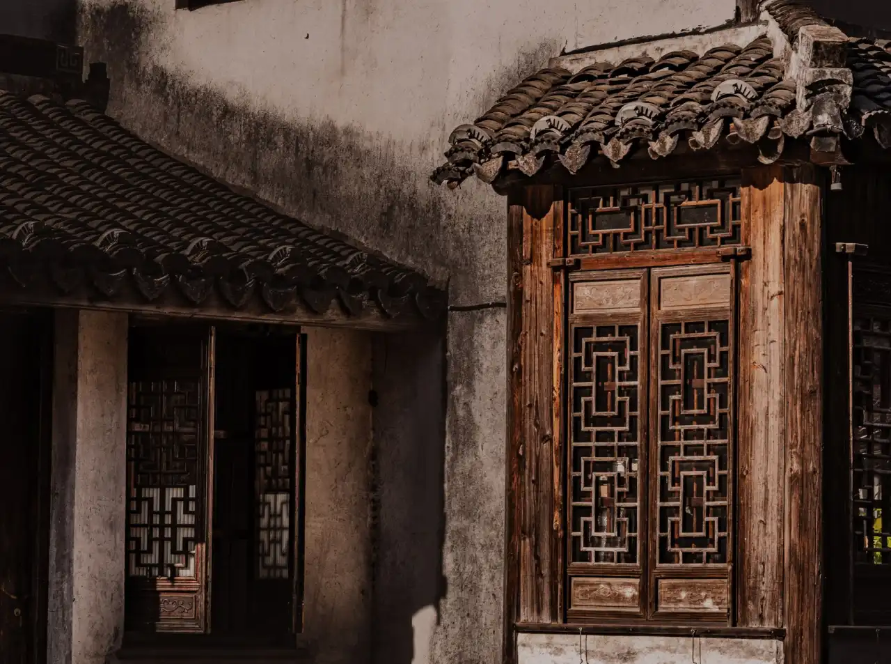 停车棚选材对比：膜结构与传统钢结构耐久性分析