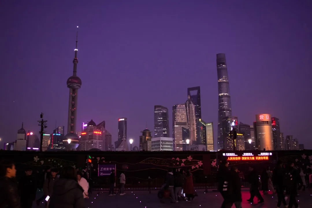 膜结构车棚与普通钢结构车棚对比：哪种更适合小区停车需求正文配图 1